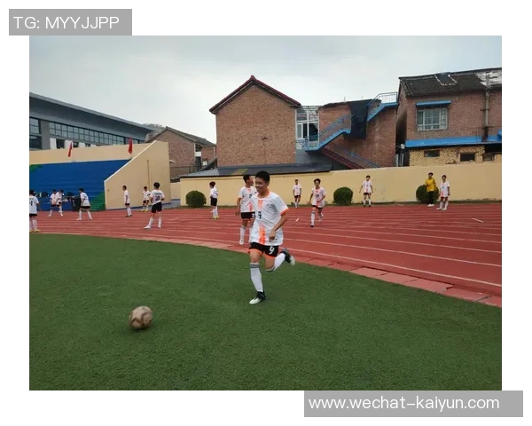 雨中奔跑的青春与梦想在足球场上交织的故事